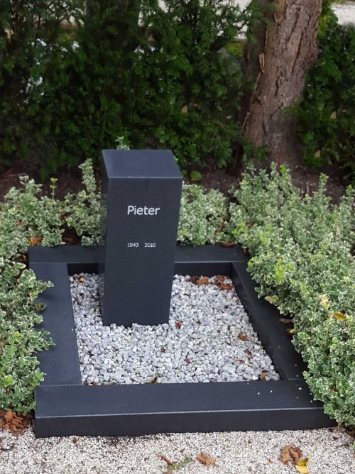 Urnengraf zuil met omranding Urnengraf zuil met omranding