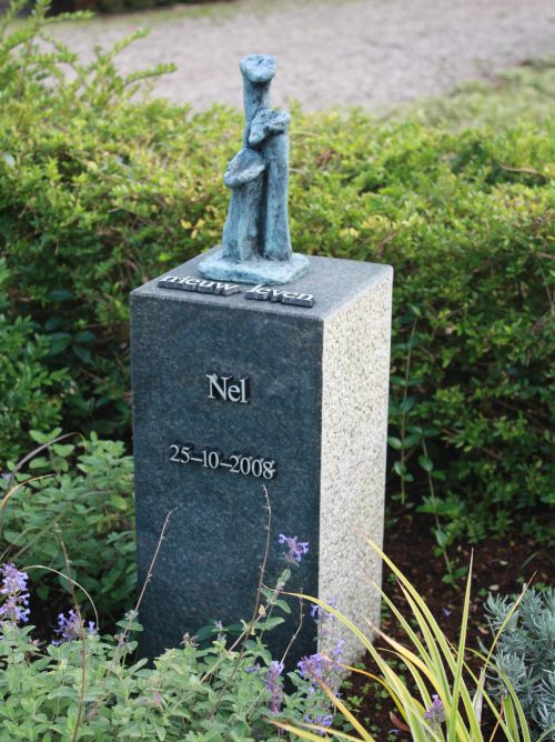Urnengraf zuil met bronzen beeld Urnengraf zuil met bronzen beeld