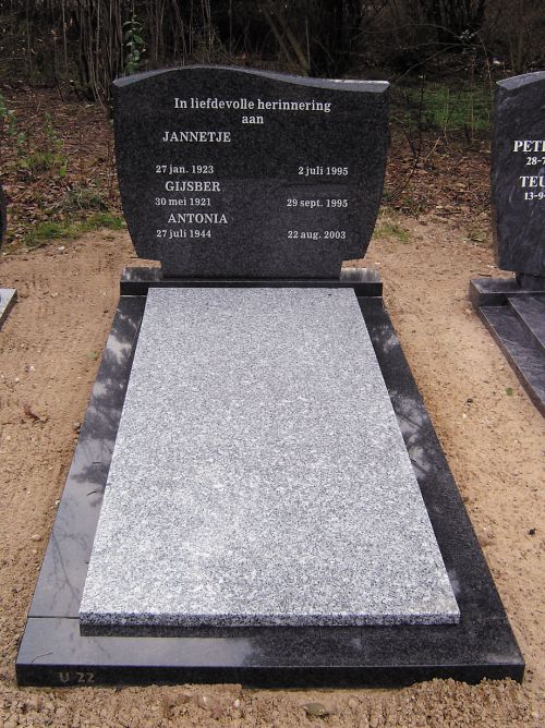 Enkel monument Zwart graniet en Madesu Grey (EM010) Enkel monument Zwart graniet en Madesu Grey (EM010)