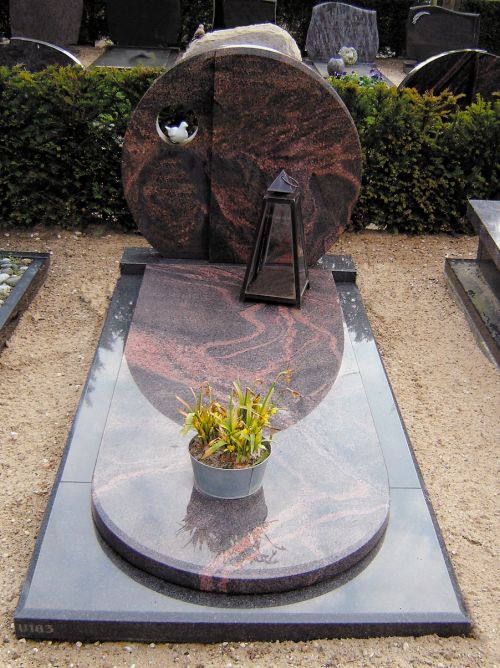 Enkel monument Aurora en Zwart graniet (EM025) Enkel monument Aurora en Zwart graniet (EM025)