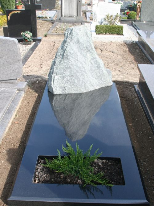 Enkel monument Zwart graniet - Kwartsiet (EM 049)