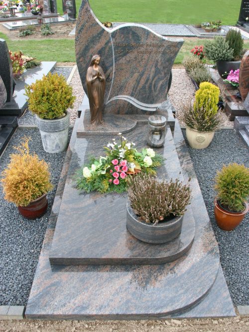 Enkel monument Halmstad graniet (EM051) Enkel monument Halmstad graniet (EM051)