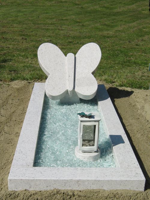 Kindermonument Kashmir White graniet Kindermonument Kashmir White graniet