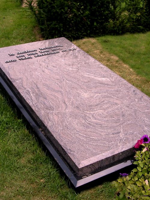 Liggend monument Paradiso graniet Liggend monument Paradiso graniet