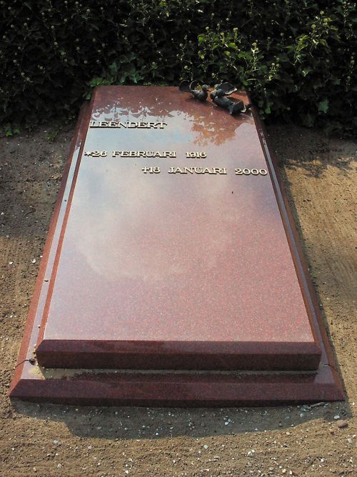 Liggend monument Ruby Red graniet Liggend monument Ruby Red graniet