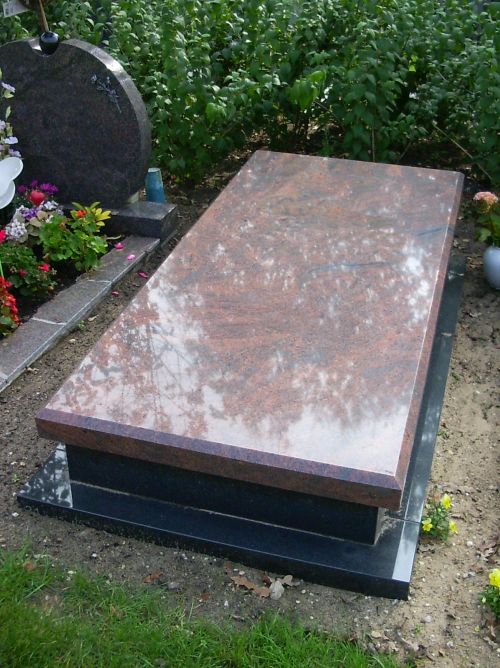 Liggend monument Multicolor Red graniet Liggend monument Multicolor Red graniet