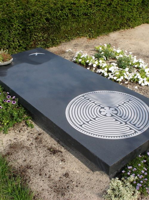 Liggend monument Zwart graniet Liggend monument Zwart graniet