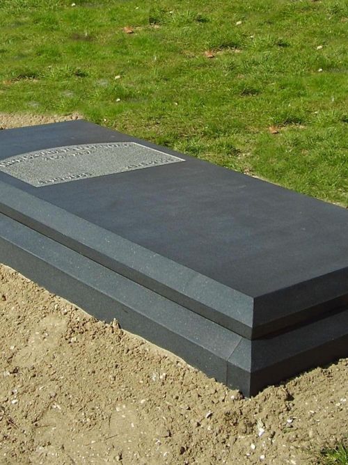 Liggend monument Zwart graniet Liggend monument Zwart graniet