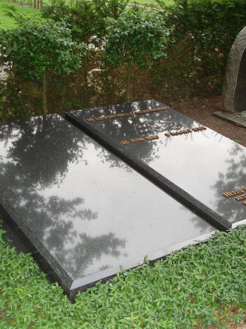 Liggend monument Royal Impala graniet Liggend monument Royal Impala graniet