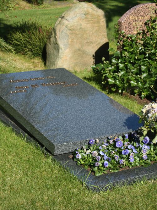 Liggend monument Royal Impala graniet met plantvak Liggend monument Royal Impala graniet met plantvak