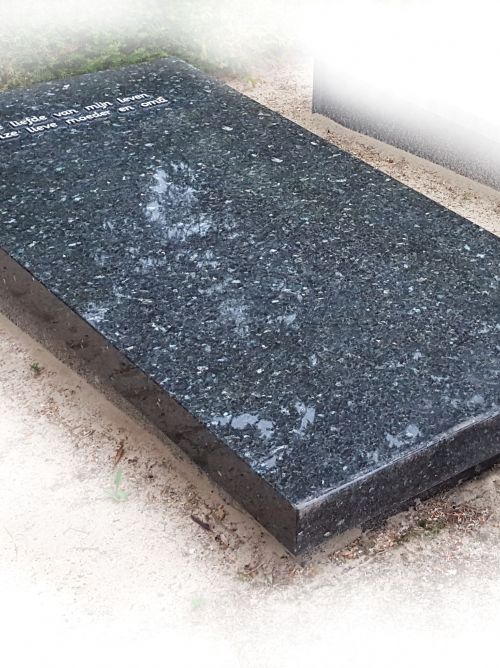 Liggend monument Donker Labrador graniet Liggend monument Donker Labrador graniet