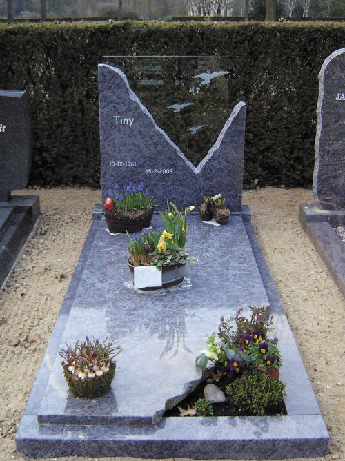 Glasmonument met granieten rand Glasmonument met granieten rand
