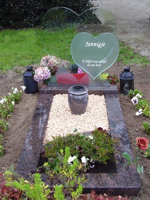 Glazen hart op granieten rand Glazen hart op granieten rand