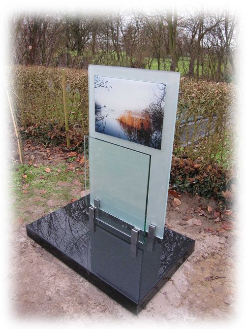 Glasmonument met fototechniek Glasmonument met fototechniek