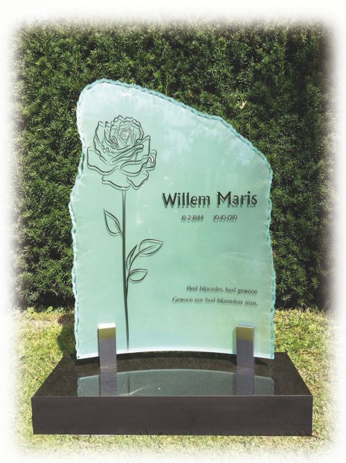 Glasmonument op granieten sokkel Glasmonument op granieten sokkel