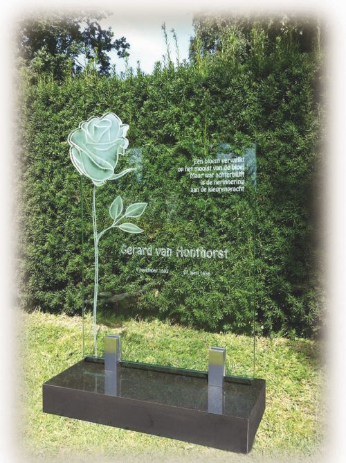 Glasmonument op granieten sokkel Glasmonument op granieten sokkel