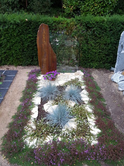 Glas met Jaspis monument Glas met Jaspis monument