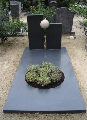 Enkel monument Zwart graniet gezoet (EM024)