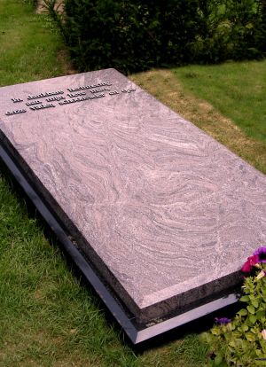 Liggend monument Paradiso graniet Liggend monument Paradiso graniet