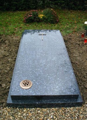 Liggend monument Labrador Blue Pearl graniet Liggend monument Labrador Blue Pearl graniet