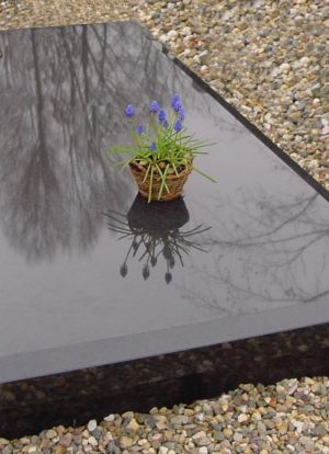 Liggend monument Zwart graniet Liggend monument Zwart graniet