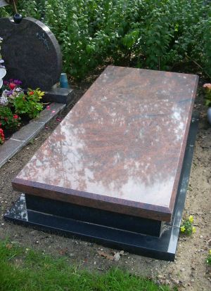 Liggend monument Multicolor Red graniet Liggend monument Multicolor Red graniet