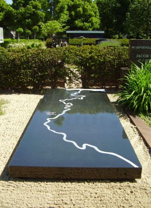 Liggend monument Zwart graniet Liggend monument Zwart graniet