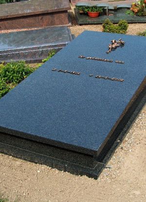 Liggend monument Impala graniet Liggend monument Impala graniet