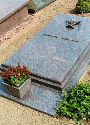 Liggend monument Paradiso graniet Liggend monument Paradiso graniet