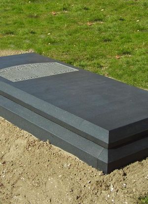 Liggend monument Zwart graniet Liggend monument Zwart graniet