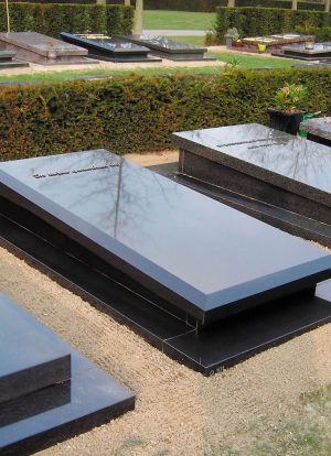 Liggend monument Zwart graniet Liggend monument Zwart graniet
