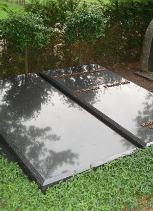 Liggend monument Royal Impala graniet Liggend monument Royal Impala graniet