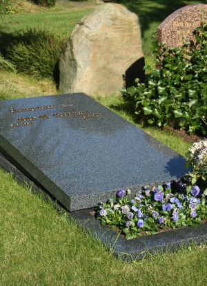 Liggend monument Royal Impala graniet met plantvak Liggend monument Royal Impala graniet met plantvak