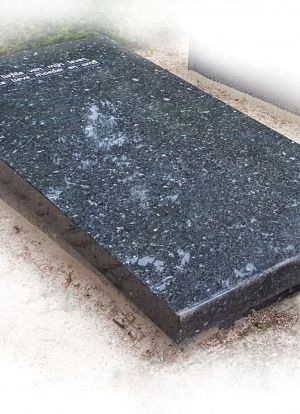 Liggend monument Donker Labrador graniet Liggend monument Donker Labrador graniet