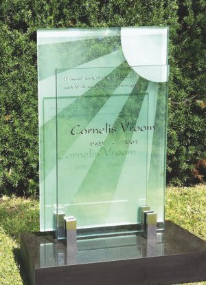 Glasmonument op granieten sokkel Glasmonument op granieten sokkel