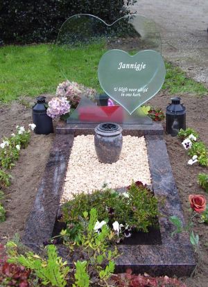 Glazen hart op granieten rand Glazen hart op granieten rand