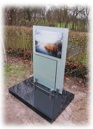 Glasmonument met fototechniek Glasmonument met fototechniek