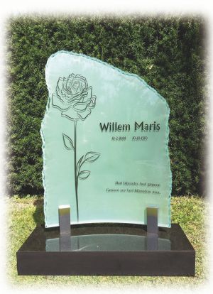 Glasmonument op granieten sokkel Glasmonument op granieten sokkel